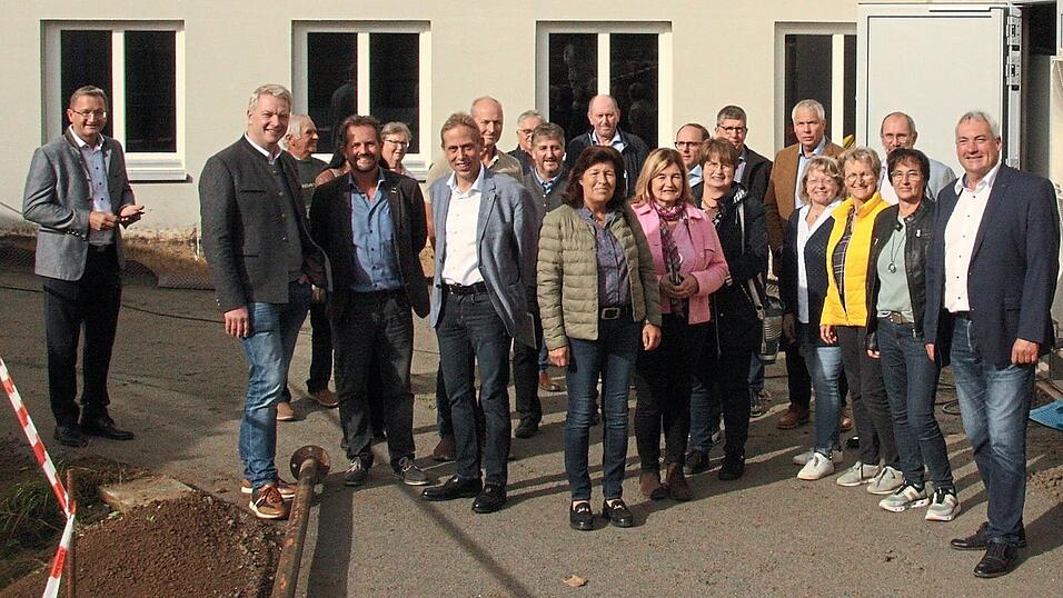 Bürgermeister Michael Klampfl (r.) und die Vertreter vom BBV aus verschiedenen Landkreisen vor der neuen Hackschnitzelanlage bei der Grundschule Außernzell. Bürgermeister Michael Klampfl (r.) und die Vertreter vom BBV aus verschiedenen Landkreisen vor der neuen Hackschnitzelanlage bei der Grundschule Außernzell.