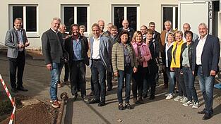 B&uuml;rgermeister Michael Klampfl (r.) und die Vertreter vom BBV aus verschiedenen Landkreisen vor der neuen Hackschnitzelanlage bei der Grundschule Au&szlig;ernzell.