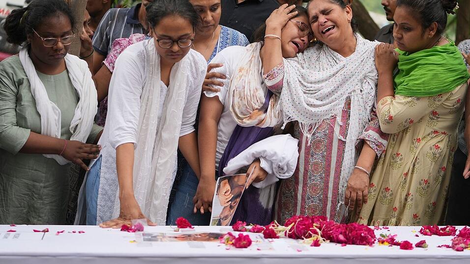 Familienmitglieder eines Opfers des Air India-Flugzeugabsturzes vom 12. Juni trauern während seiner Beisetzung.(Foto Archiv) Familienmitglieder eines Opfers des Air India-Flugzeugabsturzes vom 12. Juni trauern während seiner Beisetzung.(Foto Archiv)