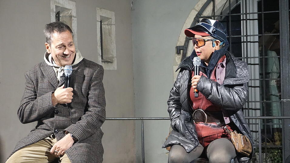 Dieter Nuhr und Jiny Lan beim K&uuml;nstlergespr&auml;ch im Innenhof bei der Galerie Art Affair.