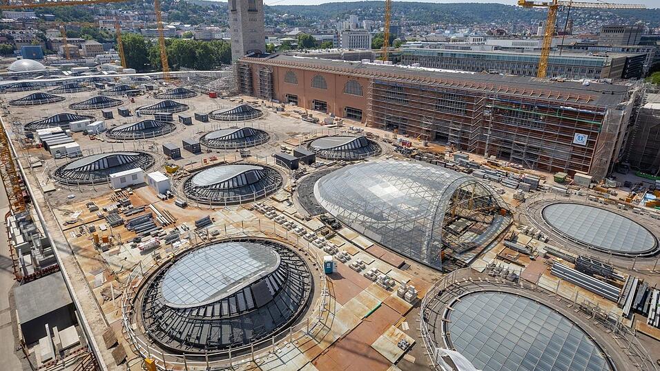Die Baustelle von Stuttgart 21 bleibt noch f&uuml;nf weitere Jahre und wird deutlich teurer.