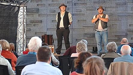 Die Aufnahme mit dem Teleobjektiv täuscht: Die Besucher der Premiere der '100 Prozent gute Laune'-Veranstaltungen sitzen entsprechend den Corona-Regeln mit ausreichend Abstand unterm Magdalenendach.