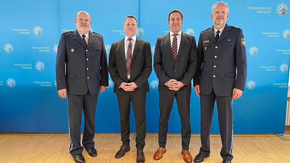 Polizeipräsident Norbert Zink (v.l.), Kriminaldirektor Robert Fuchs, Leitender Kriminaldirektor Harald Wiesenberger und Polizeivizepräsident Thomas Schöniger bei der Amtsübergabe.