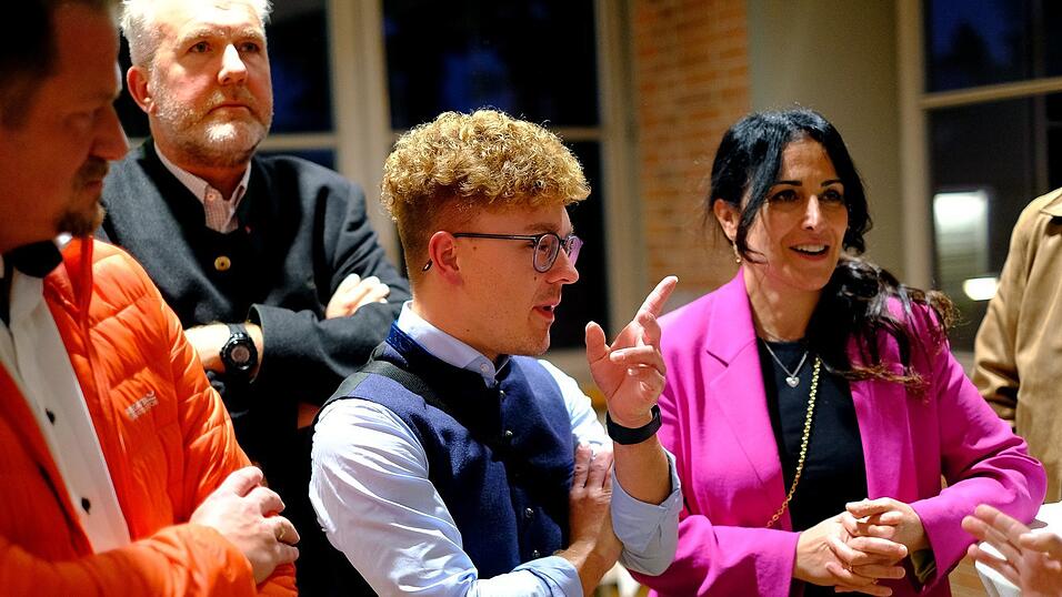 Von links: Peter Stranninger (SPD), Direktkandidaten Marvin Kliem (SPD) und Feride Neumeier (Die Grünen) im Straubinger Landratsamt.