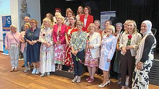 Hatten Grund zum Feiern: Dr. Regine Langer-Huber (5.v.r.) mit Vertreterinnen von Frauenhaus, Verein Haus für das Leben und gewürdigten ehrenamtlichen Frauen sowie OB Markus Pannermayr. Hatten Grund zum Feiern: Dr. Regine Langer-Huber (5.v.r.) mit Vertreterinnen von Frauenhaus, Verein Haus für das Leben und gewürdigten ehrenamtlichen Frauen sowie OB Markus Pannermayr.