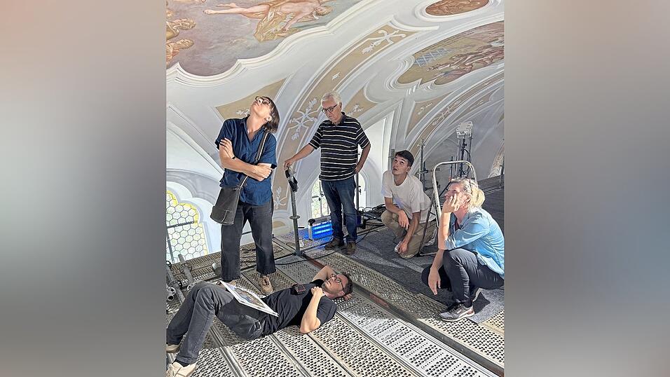 Bei einem Treffen wurde die Restaurierung eines der Deckengemälde besprochen: Fachbauleitung Claudia Salzberger, Architekt Michael Feil, Peter Gröschl, 2. Vorsitzender, ein Mitarbeiter vom Architekturbüro Feil und Restauratorin Petra Amann (von links).