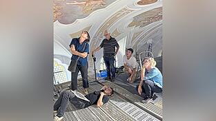 Bei einem Treffen wurde die Restaurierung eines der Deckengemälde besprochen: Fachbauleitung Claudia Salzberger, Architekt Michael Feil, Peter Gröschl, 2. Vorsitzender, ein Mitarbeiter vom Architekturbüro Feil und Restauratorin Petra Amann (von links). Bei einem Treffen wurde die Restaurierung eines der Deckengemälde besprochen: Fachbauleitung Claudia Salzberger, Architekt Michael Feil, Peter Gröschl, 2. Vorsitzender, ein Mitarbeiter vom Architekturbüro Feil und Restauratorin Petra Amann (von links).