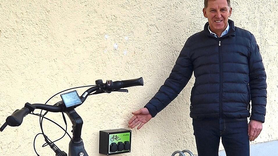 B&uuml;rgermeister Herbert Sporrer zeigt sich begeistert von der neuen E-Bike-Ladestation.