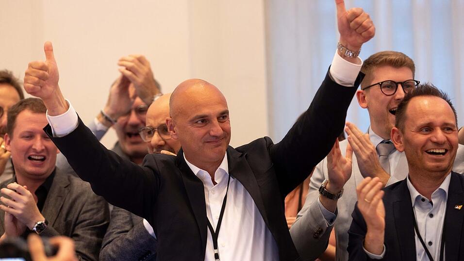 In Dortmund, der drittgrößten Stadt in NRW, unterlag SPD-Amtsinhaber Thomas Westphal nach einem Kopf-an-Kopf-Rennen gegen den CDU-Herausforderer Alexander Omar Kalouti. In Dortmund, der drittgrößten Stadt in NRW, unterlag SPD-Amtsinhaber Thomas Westphal nach einem Kopf-an-Kopf-Rennen gegen den CDU-Herausforderer Alexander Omar Kalouti.