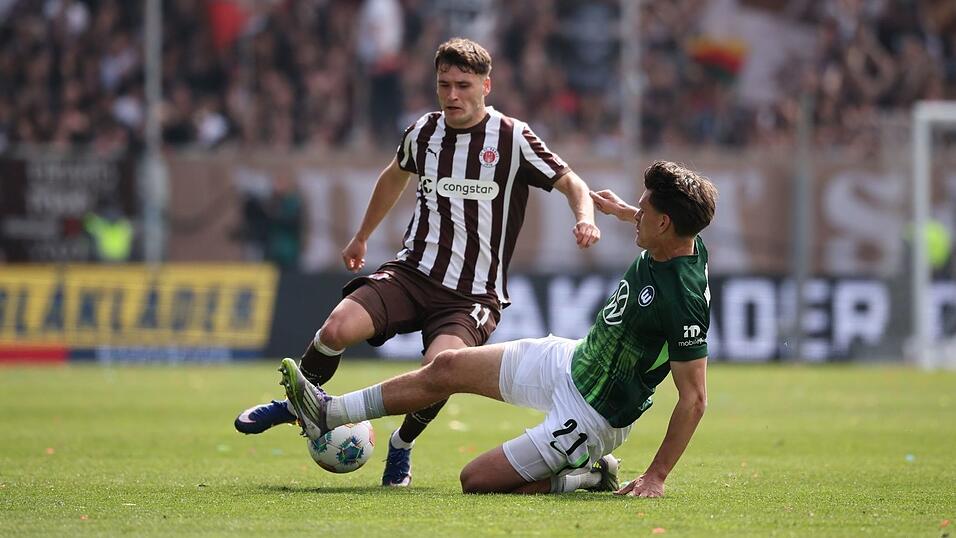 Abstiegskampf pur: Der Wolfsburger Joakim Maehle packt die Grätsche gegen St. Paulis Arkadiusz Pyrka aus. Abstiegskampf pur: Der Wolfsburger Joakim Maehle packt die Grätsche gegen St. Paulis Arkadiusz Pyrka aus.