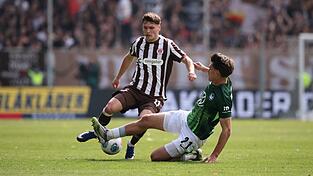 Abstiegskampf pur: Der Wolfsburger Joakim Maehle packt die Grätsche gegen St. Paulis Arkadiusz Pyrka aus. Abstiegskampf pur: Der Wolfsburger Joakim Maehle packt die Grätsche gegen St. Paulis Arkadiusz Pyrka aus.