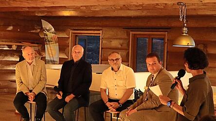Schwammregion-Managerin Tina Heigl im Austausch mit Karl Auerswald (von links), Thomas Schwarz, Franz Hillinger und Florian Obermeier.