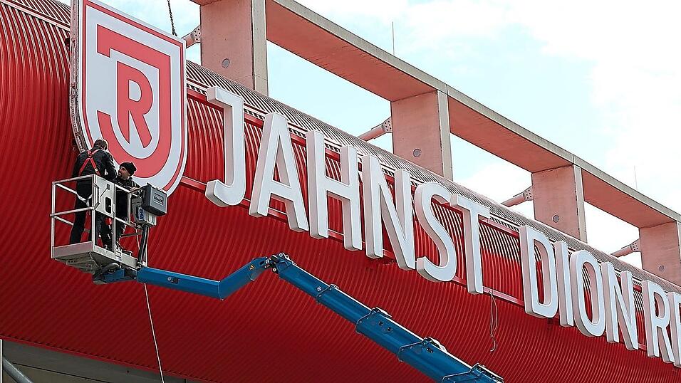Das Jahnstadion hat jetzt sichtbar seinen Namen.