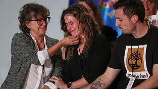 Viele der Angehörigen von Opfern der Flutkatastrophe 2024 in Valencia brachen bei der offiziellen Trauerveranstaltung in Tränen aus.