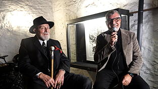 Künstler Markus Lüpertz (links) und Galerist Karl-Friedrich Krause im Gespräch bei einer Ausstellungseröffnung.