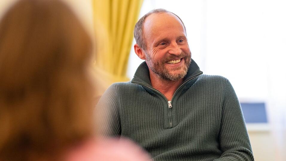 Gelassen bleiben, das rät Florian Brückner alias Schreinermeister Florian Eder. (Archivbild)