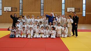 Sch&uuml;ler der f&uuml;nften Klasse und des Wahlunterrichts nahmen an der gemeinsamen Doppelstunde mit dem Judo-Profi Franz Kofler teil.