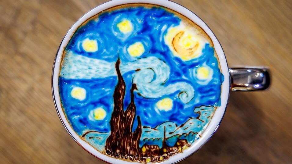 Kunst im Kaffee: Der Milchschaum verwandelt sich in ein berühmtes Werk des Malers Vincent van Gogh. Kunst im Kaffee: Der Milchschaum verwandelt sich in ein berühmtes Werk des Malers Vincent van Gogh.