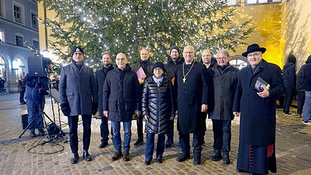 Organisatoren, Geistlichkeit und Vertreter der Stadt bei der Eröffnung des Krippenwegs vor dem Alten Rathaus.