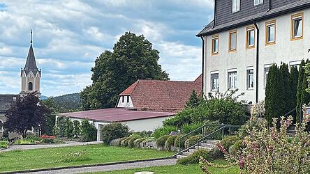 Im Sommer schlossen die Pallottiner ihr Apostolatshaus in Hofstetten. Seitdem steht das Anwesen im Landkreis Cham zum Verkauf. (Archivfoto)