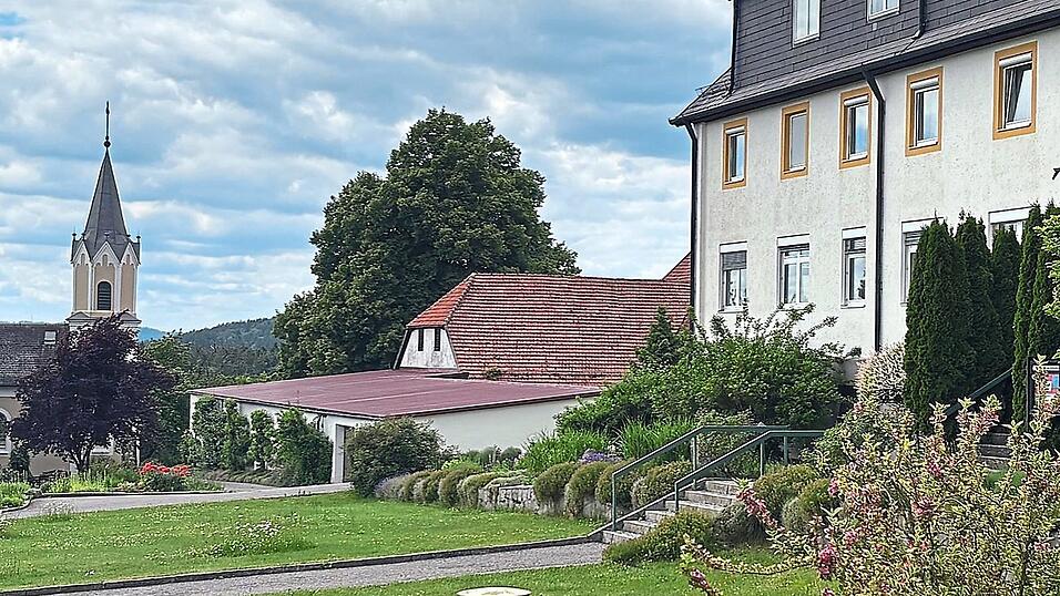 Im Sommer schlossen die Pallottiner ihr Apostolatshaus in Hofstetten. Seitdem steht das Anwesen im Landkreis Cham zum Verkauf. (Archivfoto)