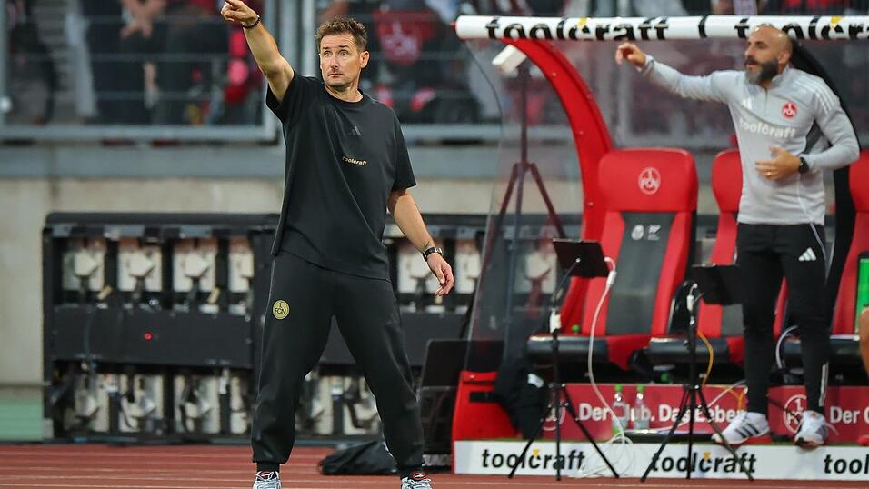 Miroslav Klose muss gegen Darmstadt das Sagen an Javier Pinola (r) abgeben. (Archivbild)