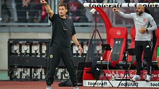 Miroslav Klose muss gegen Darmstadt das Sagen an Javier Pinola (r) abgeben. (Archivbild) Miroslav Klose muss gegen Darmstadt das Sagen an Javier Pinola (r) abgeben. (Archivbild)