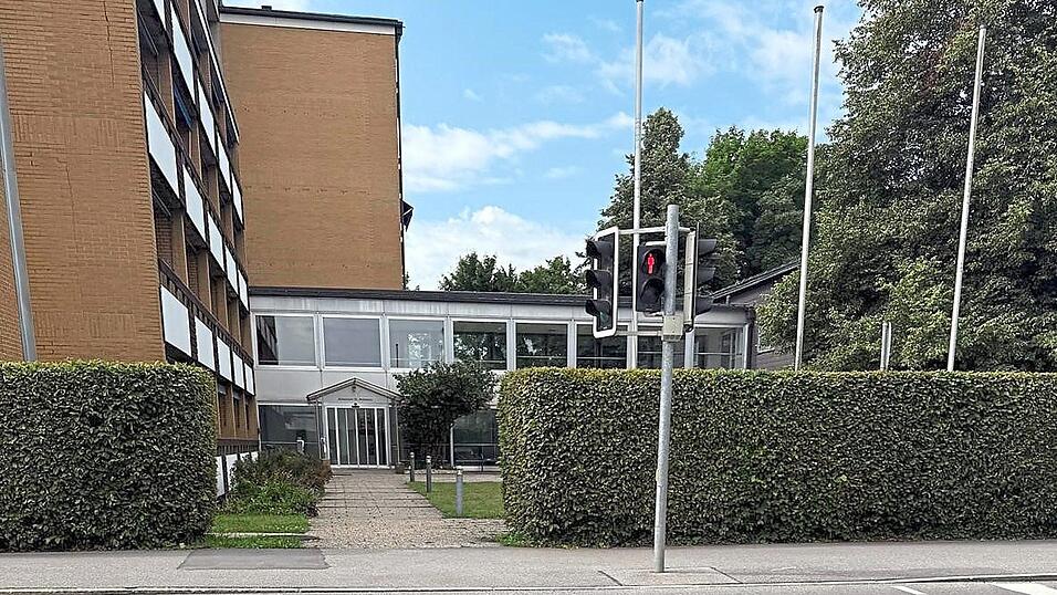 Ein Jahr nach der Schlie&szlig;ung des Pflegeheims St. Antonius wurde weder der Pflegebetrieb wieder aufgenommen, noch sind die Ermittlungen gegen den ehemaligen Tr&auml;ger abgeschlossen.