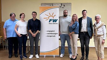 Die neugewählte Vorstandschaft des Ortsverbandes Cham der Freien Wähler mit Andreas Geiling (Dritter von links) an der Spitze und Christian Schindler (Zweiter von rechts) als Stellvertreter
