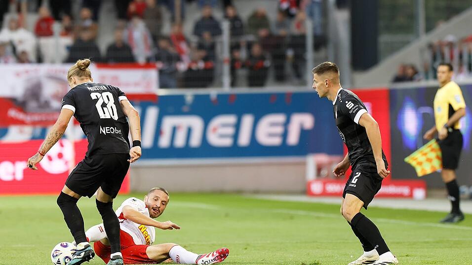 Viel Einsatz, kein Lohn: Der SSV Jahn Regensburg um Andreas Geipl (liegend) wollte den mauen Saisonstart wettmachen. Doch daraus wurde auch gegen Rot-Weiss Essen nix - denn die Gäste mit dem Torschützen Tom Moustier nahmen die drei Punkte mit. Viel Einsatz, kein Lohn: Der SSV Jahn Regensburg um Andreas Geipl (liegend) wollte den mauen Saisonstart wettmachen. Doch daraus wurde auch gegen Rot-Weiss Essen nix - denn die Gäste mit dem Torschützen Tom Moustier nahmen die drei Punkte mit.