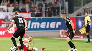 Viel Einsatz, kein Lohn: Der SSV Jahn Regensburg um Andreas Geipl (liegend) wollte den mauen Saisonstart wettmachen. Doch daraus wurde auch gegen Rot-Weiss Essen nix - denn die Gäste mit dem Torschützen Tom Moustier nahmen die drei Punkte mit.