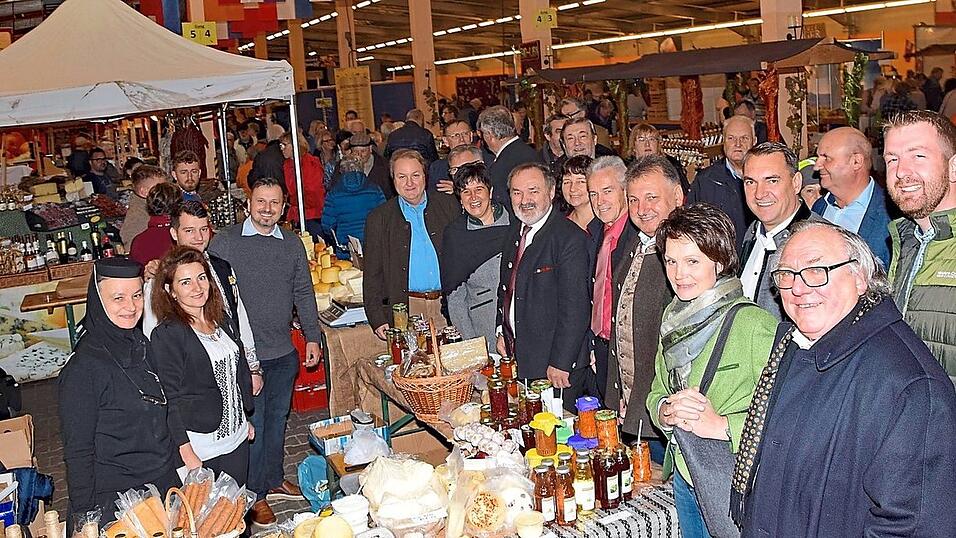 Regelmäßig gibt sich bei der Eröffnung des Europäischen Bauernmarktes die lokale Prominenz ein Stell-dich-ein. Regelmäßig gibt sich bei der Eröffnung des Europäischen Bauernmarktes die lokale Prominenz ein Stell-dich-ein.