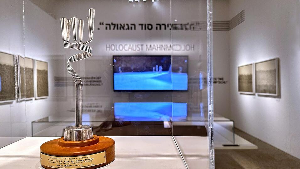 Der Leuchter aus Yad Vashem f&uuml;gt sich in die Ausstellung im Koenig-Museum ein.