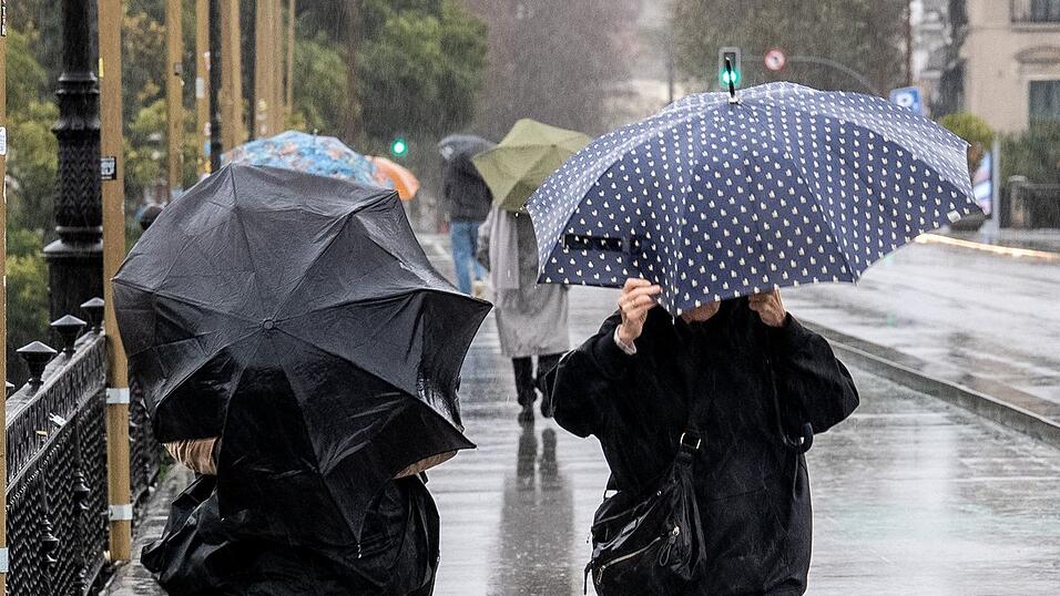 Sogar in Sevilla in Andalusien, wo im Sommer oft Hitze von um die 40 Grad herrscht, mussten sich die Menschen warm anziehen.