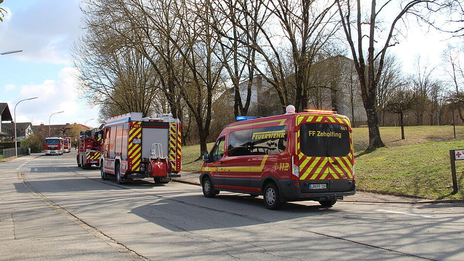 Mit zahlreichen Fahrzeugen und ehrenamtlichen Feuerwehrleuten r&uuml;ckten die Wehren aus.