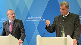 Ministerpr&auml;sident Markus S&ouml;der (r.) und EVP-Fraktionschef Manfred Weber demonstrieren in Br&uuml;ssel Gemeinsamkeit in der Europapolitik.