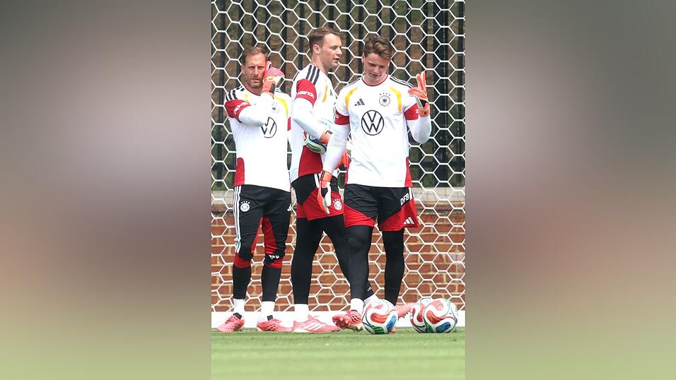 Die Torhüter bilden ein Team im Team, hier Oliver Baumann (vl), Manuel Neuer und Jonas Urbig beim Training. Die Torhüter bilden ein Team im Team, hier Oliver Baumann (vl), Manuel Neuer und Jonas Urbig beim Training.