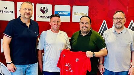 Die Sportliche Leitung des FSV VfB Straubing um Thomas Gabler (l.), Daniel Porwohl (3. v. l.) und J&uuml;rgen Brunner (r.) pr&auml;sentiert den neuen Cheftrainer Franz Koller.