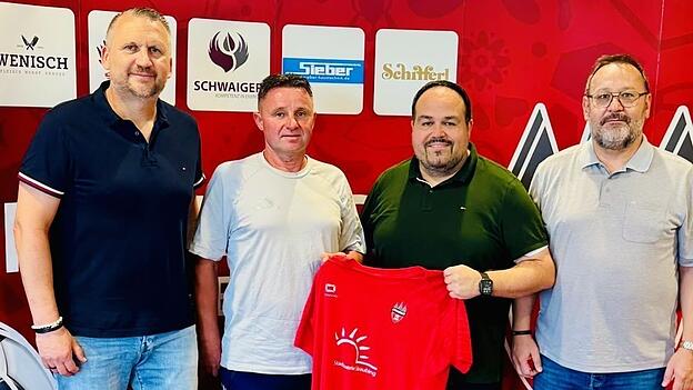 Die Sportliche Leitung des FSV VfB Straubing um Thomas Gabler (l.), Daniel Porwohl (3. v. l.) und Jürgen Brunner (r.) präsentiert den neuen Cheftrainer Franz Koller. Die Sportliche Leitung des FSV VfB Straubing um Thomas Gabler (l.), Daniel Porwohl (3. v. l.) und Jürgen Brunner (r.) präsentiert den neuen Cheftrainer Franz Koller.