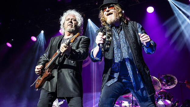 Gitarrist Steve Lukather (links) und S&auml;nger Joseph Williams von der Band Toto.