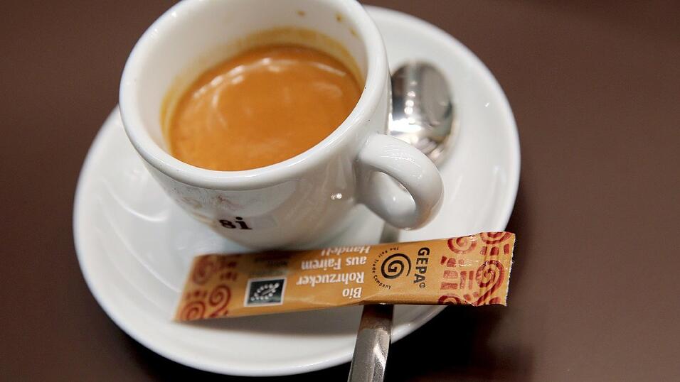 Weil er sich versehentlich Salz statt Zucker in seinen Espresso gekippt hatte, schüttete ein aufgebrachter Gast einer Mitarbeiterin eines Autobahn-Restaurants bei Passau das Getränk mitten ins Gesicht. (Symbolbild) Weil er sich versehentlich Salz statt Zucker in seinen Espresso gekippt hatte, schüttete ein aufgebrachter Gast einer Mitarbeiterin eines Autobahn-Restaurants bei Passau das Getränk mitten ins Gesicht. (Symbolbild)
