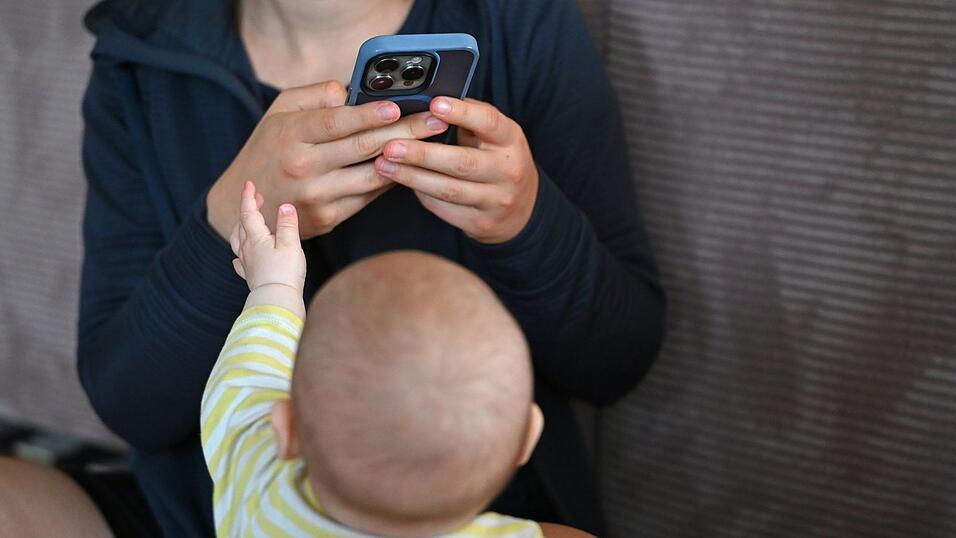 Einige Influencer teilen nicht nur ihr eigenes Leben, sondern auch das ihrer Kinder mit ihren Followern. (Archivbild)