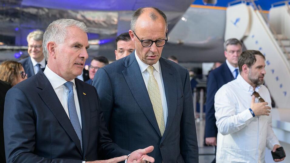 Carsten Spohr (links) und Kanzler Merz beim Jubiläum der Lufthansa. Carsten Spohr (links) und Kanzler Merz beim Jubiläum der Lufthansa.