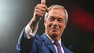 Brexit-Vork&auml;mpfer Nigel Farage hat Grund, sich zu freuen. Seine rechtspopulistische Partei Reform UK verbuchte bei den Kommunalwahlen in England ersten Ergebnissen zufolge starke Zugewinne. (Archivbild)
