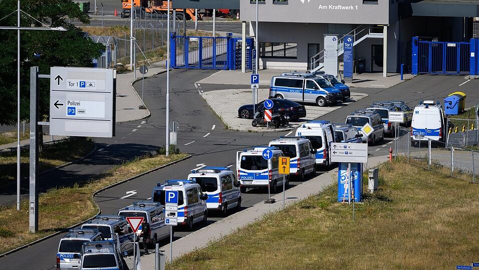 Nach dem Drohnenvorfall am Flughafen Leipzig/Halle in der Nacht zum Mittwoch laufen die Ermittlungen. Die für einen Angriff ausgerüstete Drohne war nach Angaben aus Sicherheitskreisen nahe einer ukrainischen Transportmaschine sichergestellt worden. Nach dem Drohnenvorfall am Flughafen Leipzig/Halle in der Nacht zum Mittwoch laufen die Ermittlungen. Die für einen Angriff ausgerüstete Drohne war nach Angaben aus Sicherheitskreisen nahe einer ukrainischen Transportmaschine sichergestellt worden.