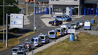 Nach dem Drohnenvorfall am Flughafen Leipzig/Halle in der Nacht zum Mittwoch laufen die Ermittlungen. Die für einen Angriff ausgerüstete Drohne war nach Angaben aus Sicherheitskreisen nahe einer ukrainischen Transportmaschine sichergestellt worden. Nach dem Drohnenvorfall am Flughafen Leipzig/Halle in der Nacht zum Mittwoch laufen die Ermittlungen. Die für einen Angriff ausgerüstete Drohne war nach Angaben aus Sicherheitskreisen nahe einer ukrainischen Transportmaschine sichergestellt worden.