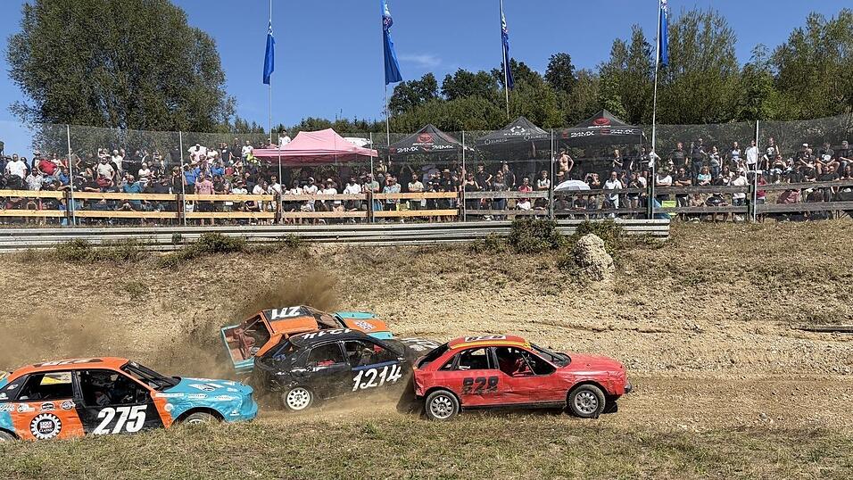 Packende Zweik&auml;mpfe vor unterm Strich sicher mehreren Tausend Zuschauern gab&rsquo;s am Sonntag im Oval in Schl&uuml;pfing.