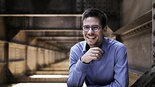 Titus Müller, geboren 1977 in Leipzig, studierte in Berlin Literatur, Mittelalterliche Geschichte, Publizistik und Kommunikationswissenschaften. 1998 gründete er die Literaturzeitschrift Federwelt.Wenn er heute an die DDR zurückdenkt, spürt er vor allem eines: Erleichterung, dass es diesen Staat nicht mehr gibt. Titus Müller, geboren 1977 in Leipzig, studierte in Berlin Literatur, Mittelalterliche Geschichte, Publizistik und Kommunikationswissenschaften. 1998 gründete er die Literaturzeitschrift Federwelt.Wenn er heute an die DDR zurückdenkt, spürt er vor allem eines: Erleichterung, dass es diesen Staat nicht mehr gibt.