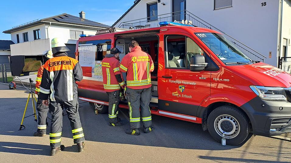 Die Feuerwehr beseitigte Kl&auml;rschlamm aus Erlbach und Sempt.&nbsp;