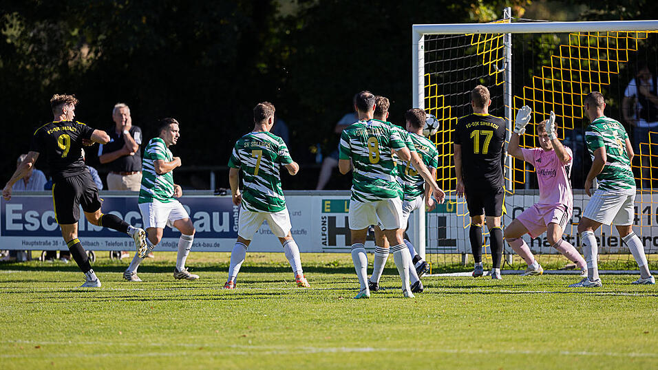 Tobias Lieb (l., in schwarz) sorgte mit seinem Treffer für die 2:0-Führung der Simbacher.